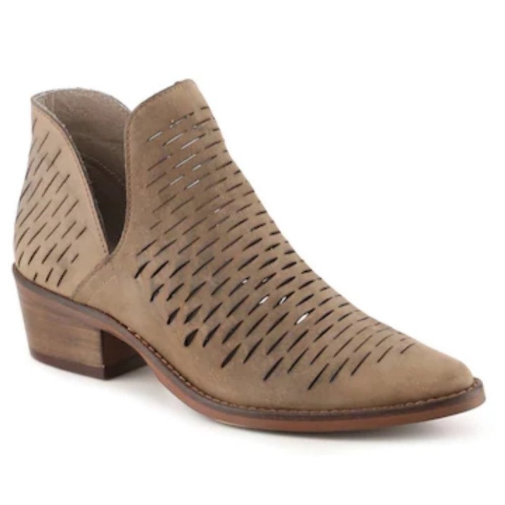 Steve Madden Arrowe booties size 9 but fit small